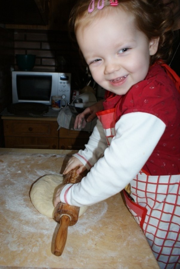 Zdjęcie zgłoszone na konkurs eBobas.pl Paulinka potrafi wałkować ciasto z którego później powstają pyszne rogaliczki :&#41;
