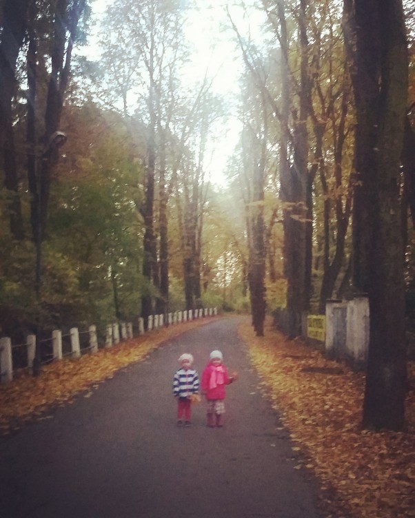 Zdjęcie zgłoszone na konkurs eBobas.pl Zdjęcie oddaje cały czar jesieni ;&#41; mamy to szczęście że mieszkamy blisko lasu więc staramy się jak najczęściej chodzić tam na spacery ;&#41; w lesie znajduje się piękny zamek także jest co oglądać ;&#41; przy okazji można poobserwowac zwierzątka leśne z bliska &#40;dziecioly , wiewiórki , sarenki&#41; . Na zdjęciu znajduje się moja córka Nadia oraz siostra Marysia 