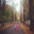Zdjęcie oddaje cały czar jesieni ;&#41; mamy to szczęście że mieszkamy blisko lasu więc staramy się jak najczęściej chodzić tam na spacery ;&#41; w lesie znajduje się piękny zamek także jest co oglądać ;&#41; przy okazji można poobserwowac zwierzątka leśne z bliska &#40;dziecioly , wiewiórki , sarenki&#41; . Na zdjęciu znajduje się moja córka Nadia oraz siostra Marysia 