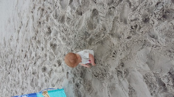 Syrenka Tak się kończy zabawa ze starszymi koleżankami na plaży jak się jest małym i nie ma się łopaty do obrony . W celu zakopania w piasku A co myśleliście ? :P