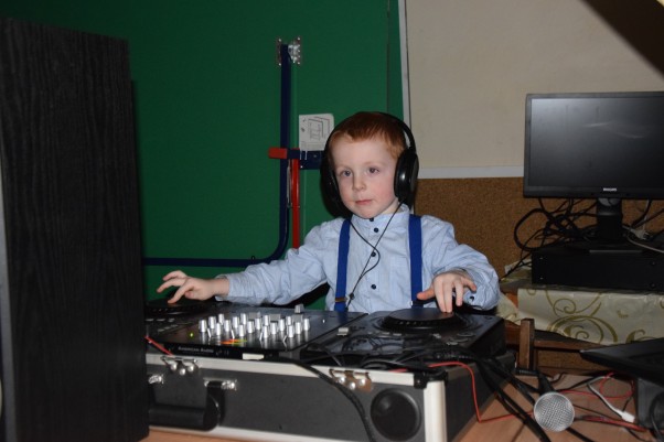 Zdjęcie zgłoszone na konkurs eBobas.pl Mój syn Sebastian który lubi bardzo muzykę i grać na różnych instrumentach .