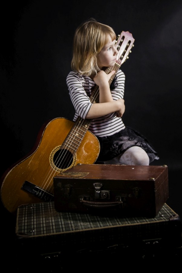 Julia Julka uwielbia muzykę, może kiedyś nauczy się grać na jakimś instrumencie, na razie tylko pozuje do zdjęć :&#41;