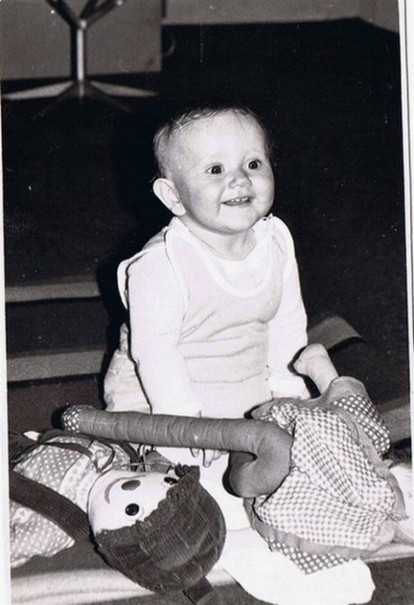 mała magduusia dwie lalki miała i się ładnie do nich uśmiechała 