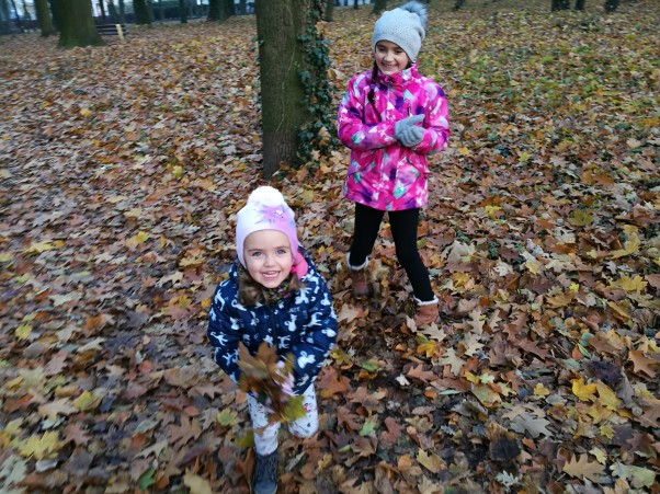 Zdjęcie zgłoszone na konkurs eBobas.pl Idzie przez las Jesień\nRadość dziewczynkom niesie\nLiście szumią pod nogami\nMienią się kolorami
