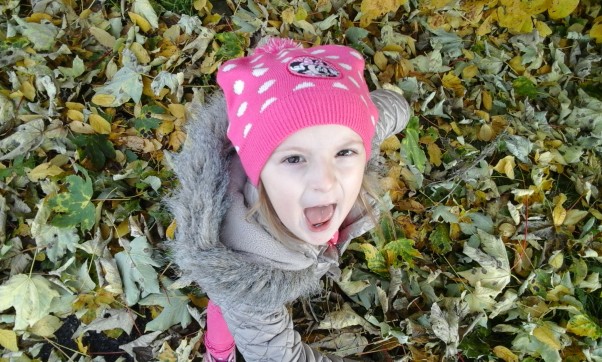 Amelka Amelka uwielbia jesienne spacery, szeleszczące liście, kasztany, żołędzie i kałuże, to jest to!!!