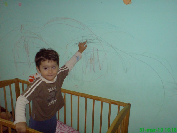 Bartuś 3 lata i 2 miesiące  Mamusiu widzisz to ty tu jesteś :&#41;&lt;br /&gt;Tak mój synek wytłumaczył swoje malowidło na ścianie...
BARTUŚ 3 latka i 2 miesiące