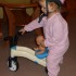 Alicja uczy swoją lale jazdy na rowerze. 