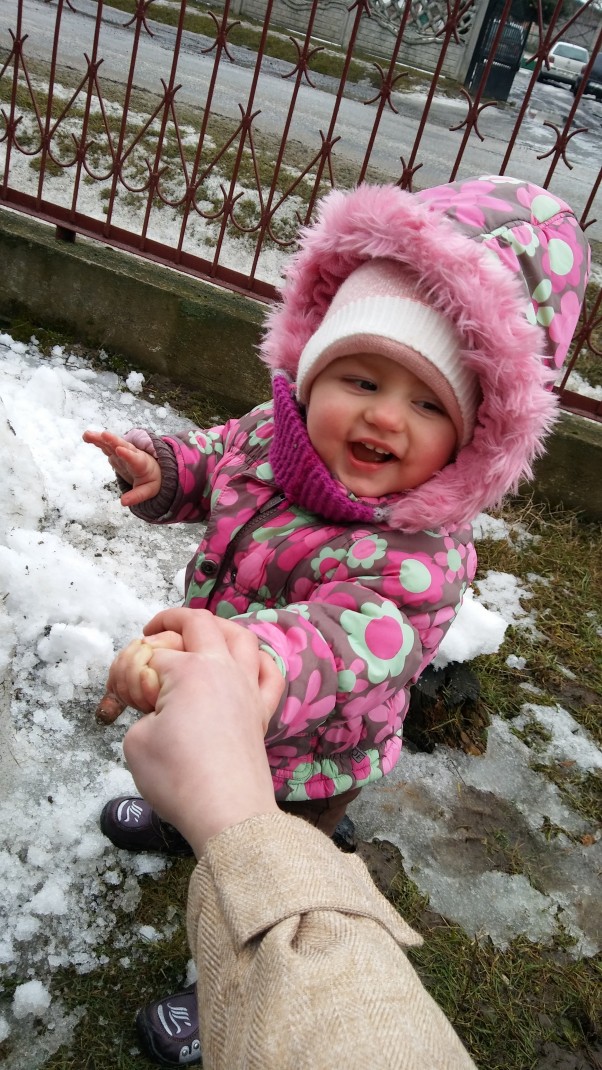 Pierwszy dotyk śniegu Tak się cieszyła  Julia gdy pierwszy raz poczuła na swojej rączce śnieg. Radość niesamowita więc trzeba było później ulepić bałwana:&#41;