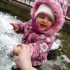 Tak się cieszyła  Julia gdy pierwszy raz poczuła na swojej rączce śnieg. Radość niesamowita więc trzeba było później ulepić bałwana:&#41;