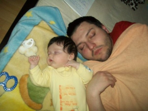 100_2270.jpg Bo z tatusiem to się śpi najlepiej :&#41; \n