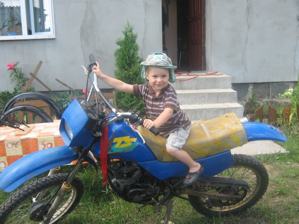 Zdjęcie zgłoszone na konkurs eBobas.pl Kacperek na motorze:&#45;&#41;