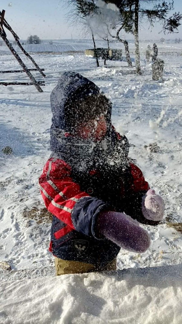Zabawa na śniegu Idealna pora roku na wyglupy,  zabawę . Saneczki, lepienie bałwana to lubią moje dzieci najbardziej. 
