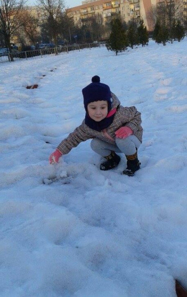 Zdjęcie zgłoszone na konkurs eBobas.pl Moja kochana Nadusia cieszy się ostatnim śniegiem 