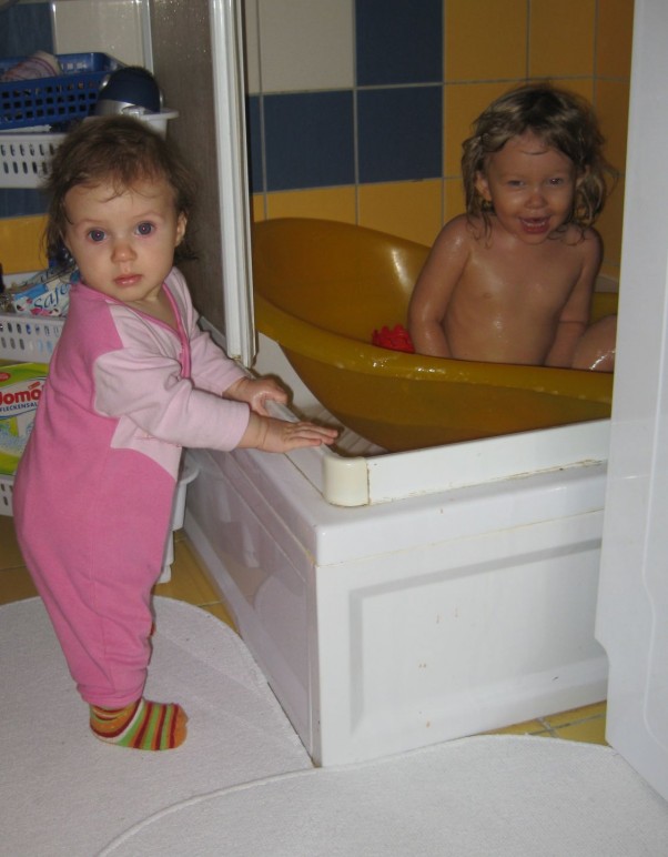 Asysta przy kąpieli siostruni :&#41;  