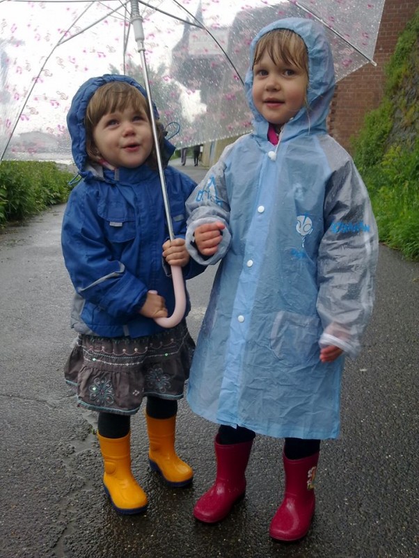 A my lubimy deszcz :&#41; Anielka i Maja nad rzeką z...mamusi parasolem :P 