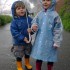 Anielka i Maja nad rzeką z...mamusi parasolem :P 