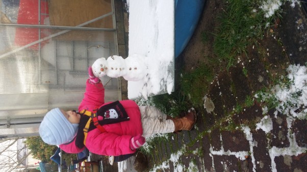 Mały śniegowe przyjaciele Neli :&#41; Śniegu było mało w tym roku w Lenoxtown w Szkocji  wiec i bałwanek mały. 