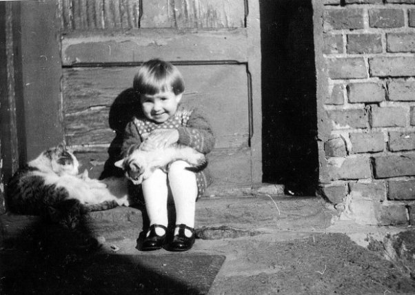 Słodkie chwile dzieciństwa. Koty kocham do dziś a śliczne pantofelki za jakiś czas będzie nosić moja córcia :&#41; 