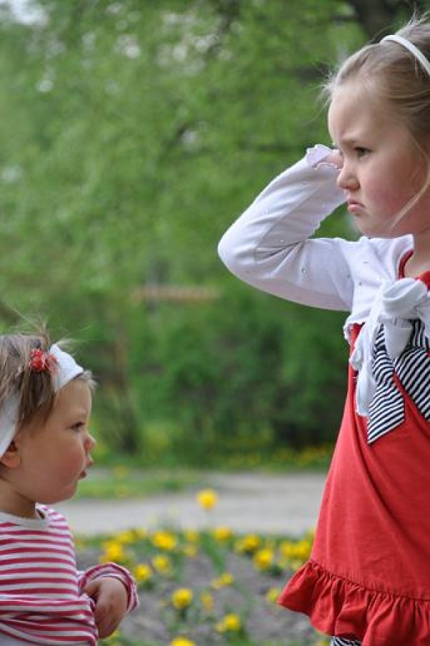 Zdjęcie zgłoszone na konkurs eBobas.pl Moje dwa największe skarby &#45;tak różne, jedna zwariowana, wszędzie jej pełno, druga spokojna, pierwsza blondynka, druga ciemnowłosa, ranny ptaszek i śpioszka.\nKażda ma swoje własne zdanie, oczywiście, że się kłócą, ale ponad to bardzo się kochają &#45;a MY JE najbardziej na świecie!!!