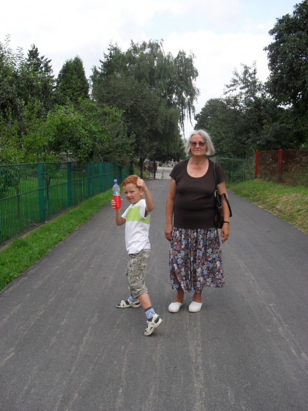 Babcia Ala niańczy Adasia Zdjęcie podczas letniego spaceru Adasia z Babcią
