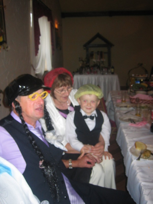Zdjęcie zgłoszone na konkurs eBobas.pl Jak zabawa to tylko z babcią Lidką i dziadkiem Benem nie tylko w przedszkolu jest bal przebierańców na weselu też