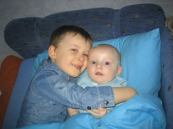 Zdjęcie zgłoszone na konkurs eBobas.pl Marcin i jego kochany braciszek Marco uwielbiają razem się przytulac a po chwili oboje zasypiają 