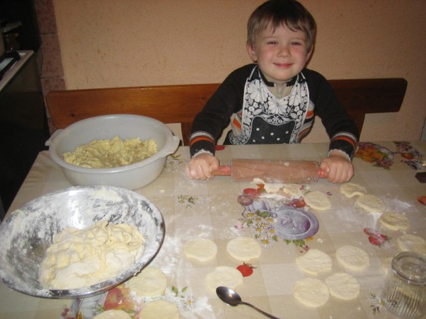 Zdjęcie zgłoszone na konkurs eBobas.pl pierogi czemu nie prosta dla Marcina sprawa i zabawa a mama pomoc kuchenna ma 