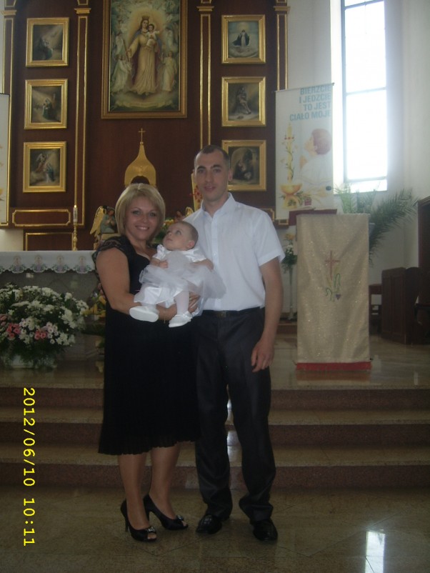 Niki z rodzicami w kościele 