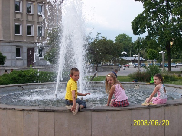 Gwiazdka 2009, weronika11979 dla kamilek Pod choinkę życzę Ci, by spełniły się Twe sny. I te skromne i te duże, wielka kasa i podróże. Niech udziałem Twoim będą &#45; ślę całusy wraz z kolędą.wesołych świat synku