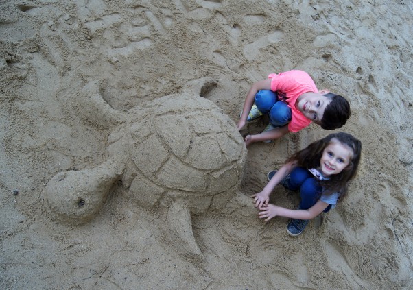 Piaskowy żółwik ... Brat i siostra, siostra i brat\nzawsze razem poznają świat!\nDziś na plażę zawitali\ngdzie piaskowego żółwika wybudowali.\nTeraz oboje się uśniechają\ni swojego zwierzaczka dumni podziwiają...\n\n