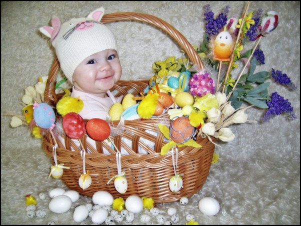 Wielkanocna niespodzianka:&#41; Wiosna do nas zawitała, mnóstwem kwiatów obsypała...\nMój koszyczek stoi gotowy już, bo Wielkanoc jest tuż, tuż...\nJest kurczaczek i pisanka, a w koszyczku niespodzianka...\nMała kruszynka właśnie stąd &#45; życzy Wam \n&#45; WESOŁYCH ŚWIĄT!!!\n