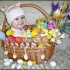 Wiosna do nas zawitała, mnóstwem kwiatów obsypała...\nMój koszyczek stoi gotowy już, bo Wielkanoc jest tuż, tuż...\nJest kurczaczek i pisanka, a w koszyczku niespodzianka...\nMała kruszynka właśnie stąd &#45; życzy Wam \n&#45; WESOŁYCH ŚWIĄT!!!\n