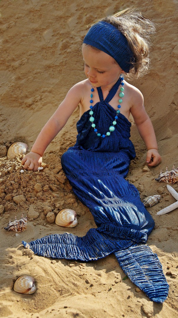 Na mini podwórkowej plaży :&#41; Moja córeczka mała za syrenkę się przebrała.\nZ wielkiej kupy piachu plażę zrobiła&#45; ach jaka szczęśliwa z tego powodu była!\nKilka muszli poszukała, zamek z piasku zbudowała, troszku się poopalała...\nI pomyśleć &#45; podwórkowa plaża mała tyle szczęścia dziecku dała!
