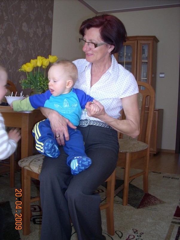 Zdjęcie zgłoszone na konkurs eBobas.pl To jest moja najkochańsza Babcia na świecie, która bawi się ze mną, uczy mnie nowych rzeczy a przede wszystkim bardzo mnie kocha. W dniu Twojego święta życzę Ci Babciu dużo zdrowia, szczęścia i spełnienia marzeń. 