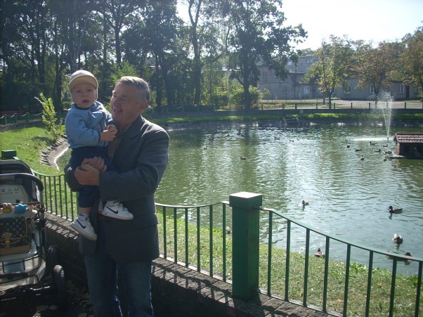 Zdjęcie zgłoszone na konkurs eBobas.pl To jest najkochańszy Dziadek na świecie, który zabiera mnie na spacery, pokazuje świat a przede wszystkim bardzo mnie kocha. W dniu Twojego święta życzę Ci Dziadku dużo zdrowia, szczęścia i spełnienia marzeń. 