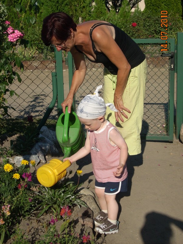Zdjęcie zgłoszone na konkurs eBobas.pl Nie ma to jak praca w ogródku &#45; zwłaszcza że dookoła tyle smakołyków !