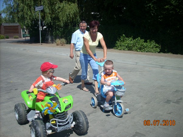 Zdjęcie zgłoszone na konkurs eBobas.pl Nie ma to jak rodzinna wyprawa. Fajnie mieć takich wysportowanych dziadków &#45;z nimi zawsze jest świetna zabawa! 