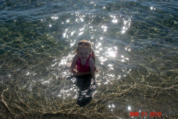 PIERWSZY DZIEŃ WIOSNY W GRECJI!:&#41; Oto moja dzielna córeczka, która w pierwszy dzień wiosny z przyjemnością zażywała kąpieli w morzu:&#41;