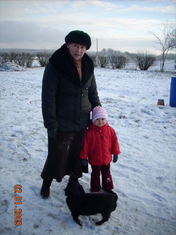Zuzia i Babcia Maria ...Chodzi ze mną na spacery, czy to słońce, czy to śnieg.\nRazem z Babcią mi jest dobrze bo najlepszą Babcią jest!