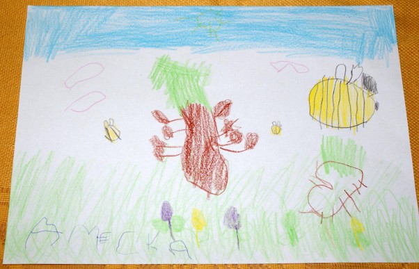 Amelka 4 latka Amelka wstała dziś rano i patrząc za okno &#40;w dzień astronomicznej wiosny&#41; stwierdziła, że ma już dość zimy. Przywołuje więc wiosnę swym rysunkiem. Tylko co my zrobimy z tak gigantycznymi pszczółkami????