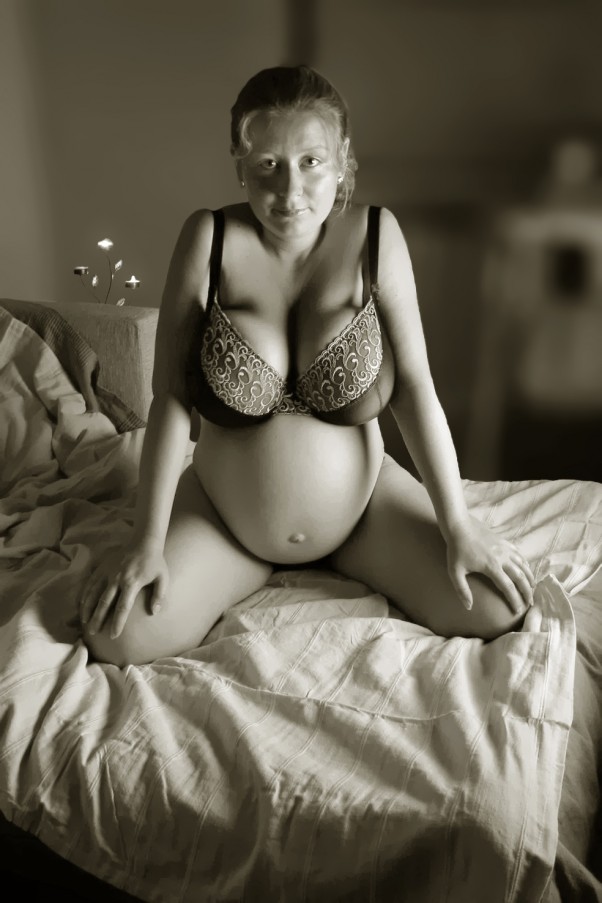 PEŁNIA KOBIECOŚCI Czyż zaawansowana ciąża nie jest jest sexy? Kobieta w ciąży mimo wielkiego brzucha nadal jest seksowna i ma piękne ciało; wszystkie brzuszki są piękne i zasługują na to, żeby znaleźć się na okładce kolorowego czasopisma :&#45;&#41;