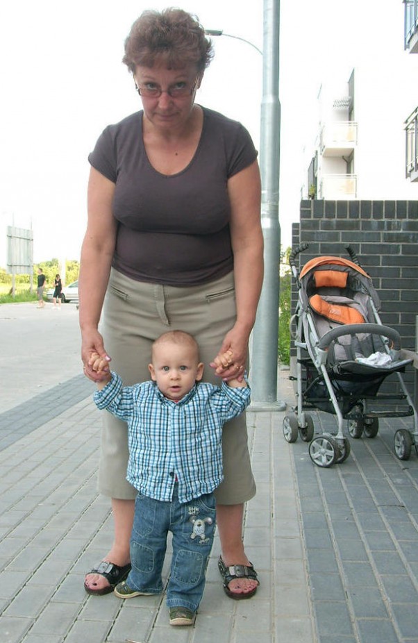 nauka chodzenia babcia wie najlepiej jak nauczyć wnuczka chodzić:&#41;