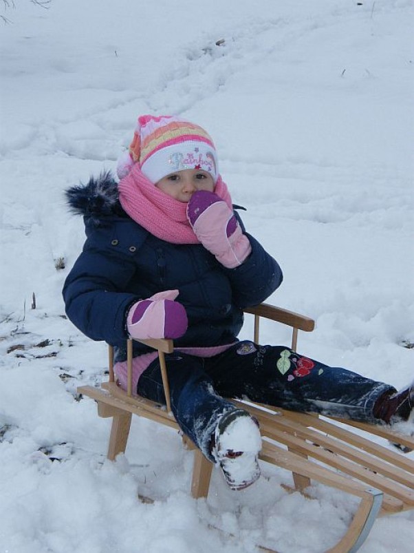 Julia Na saneczki się wybrałam, na saneczkach poszalałam. Fajnie kiedy śniegiem sypie, są szczęśliwe wszystkie dzieci :&#41;