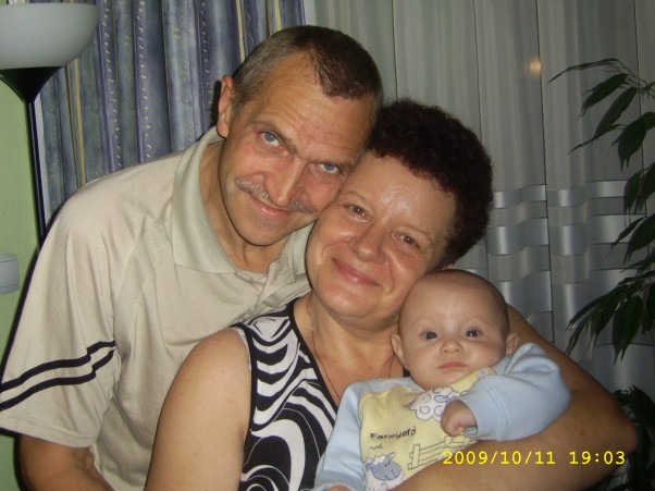Zdjęcie zgłoszone na konkurs eBobas.pl To są najlepsi dziadkowie. Gdy było Nam ciężko zawsze mogłam na nich liczyć. Dali Nam nawet ostatni grosz by Julci nic nie barkowało. Jestem im za to bardzo wdzięczna. Bardzo im dziękuję i Kocham Ich bardzo mocno