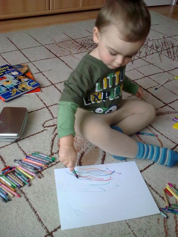 Zdjęcie zgłoszone na konkurs eBobas.pl Mój mały Picasso i jego tęcza.\nMichał&#45;30 miesięcy