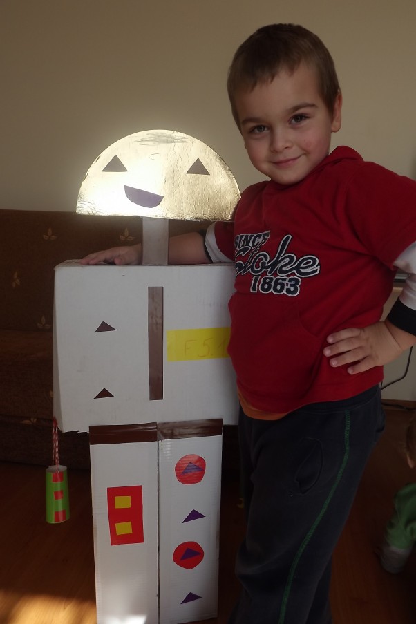 Robot i ja Gdy mojego syna choroba w domu zatrzymuje, wspólnie z nim robota z kartonów buduję.\nWspólnie świetnie się bawimy i o gorączce nie myślimy.