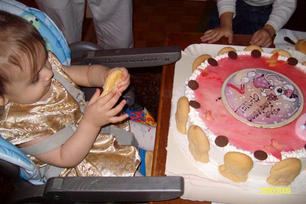 Chanelcia i Jej pierwsze urodzinki:&#45;&#41; Pierwszy biszkopcik nalezy do solenizantki:&#41;