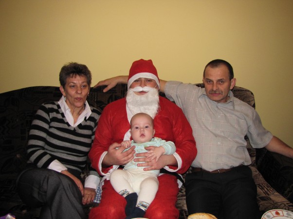 I ŚWIĘTA ALANKA Alan z babcią, dziadkiem i mikołajem&#45; Wigilia 2009