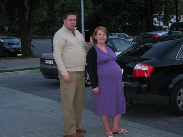 Zdjęcie zgłoszone na konkurs eBobas.pl To tatuś Nikoli, Piotr. Tak się wczuł w rolę że zostanie tatusiem że przeżywał z mamusią ciąże :&#45;&#41;&#41; Tu mamusia jest w 9&#45;tym miesiącu ciąży a tatuś wygląda jak by był w conajmniej 6&#45;tym :&#45;&#41;&#41; No niestety Nikolcia wybrała mamusi brzuszek. Tam było o wiele wygodniej :&#45;&#41;&#41; Pozdrawiamy mama tata i Nikolcia :&#45;&#41;&#41;