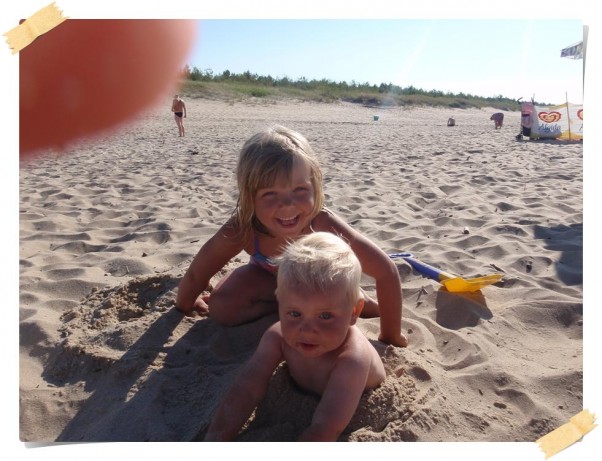 Zdjęcie zgłoszone na konkurs eBobas.pl Kocham mojego braciszka a najbardziej lubie go zakopywać w piasku:&#41;&#41;\nŚwibno 2010